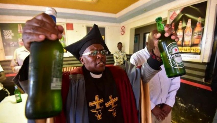 Il vescovo che battezza i fedeli con la birra