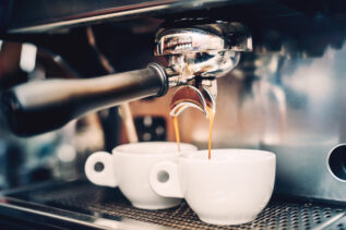 Cosa accade al tuo corpo quando bevi caffè? Gli effettivi benefici
