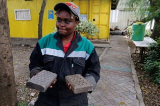 Giovane africana trasforma la plastica in blocchi più duri del cemento | Video