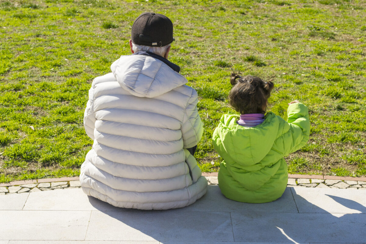 Avere cura dei nipoti allunga la vita dei nonni e i bambini più felici. Lo studio