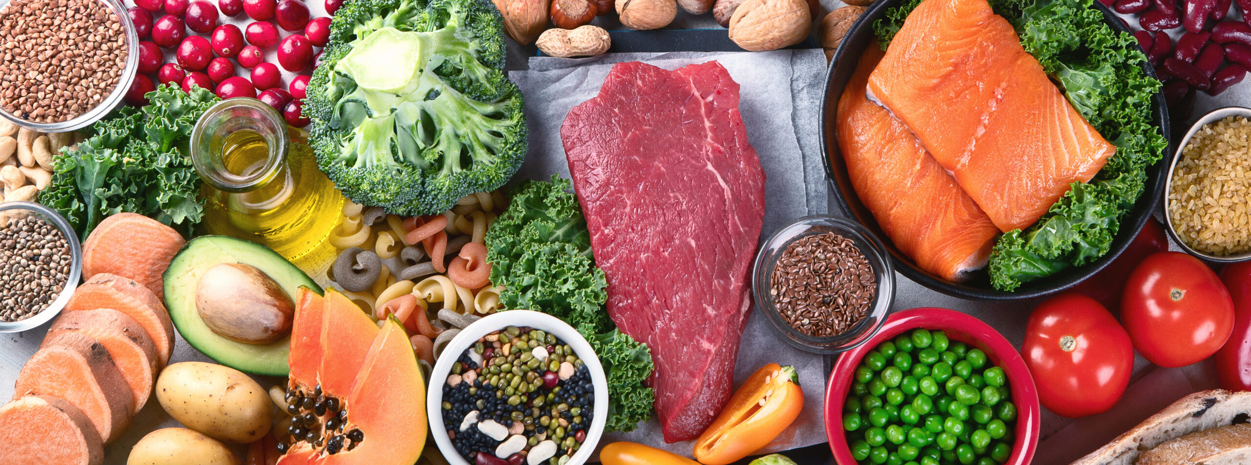 Esiste un ordine a tavola per mangiare verdure, carboidrati e proteine? Ecco cosa dice la scienza