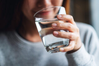 Ecco cosa accade alla glicemia bevendo 10 bicchieri di acqua al giorno