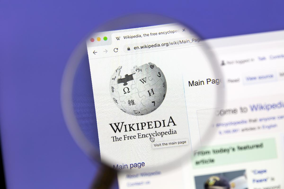 Vent'anni di Wikipedia: il sito che ha mandato in soffitta le enciclopedie di carta