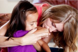 I baci della mamma sono un potente antidolorifico. Lo conferma la scienza