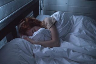Bisogno di dormire con la coperta addosso anche se fa caldo: ecco perché