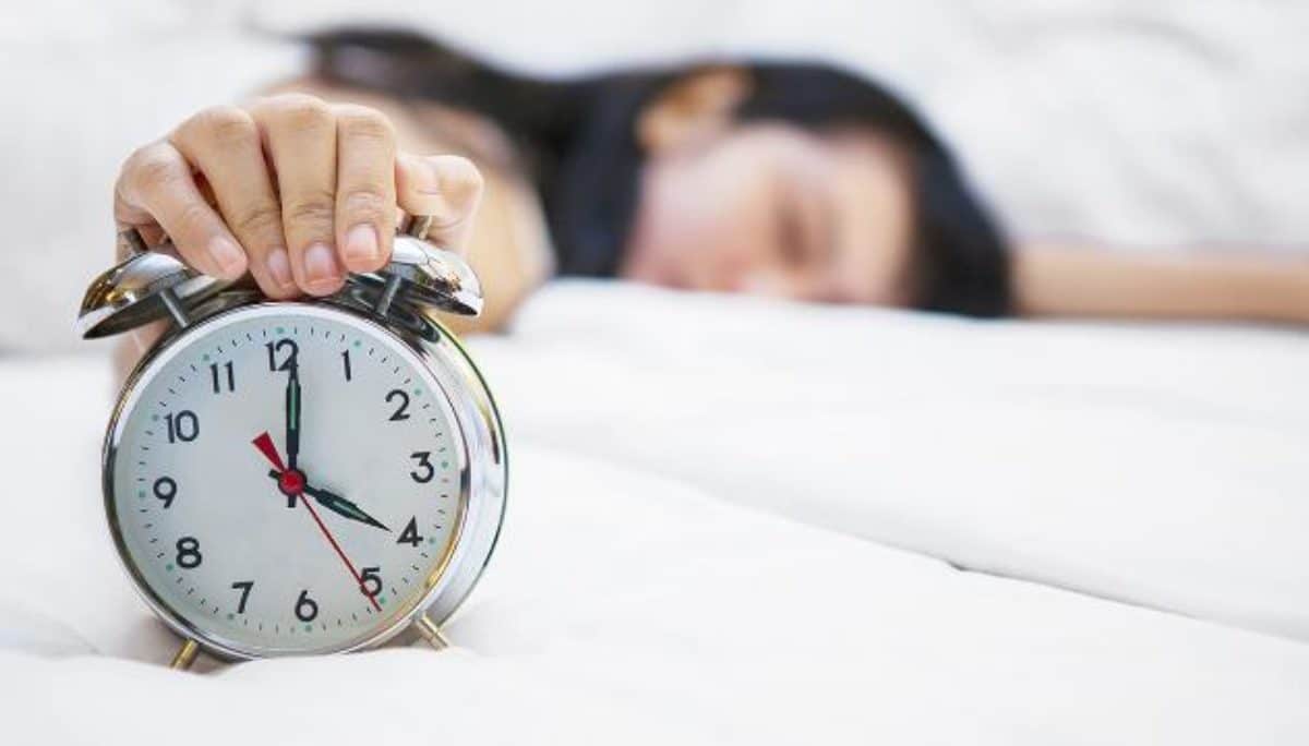 Chi rimane a letto dopo lo squillo della sveglia è più intelligente | lo studio
