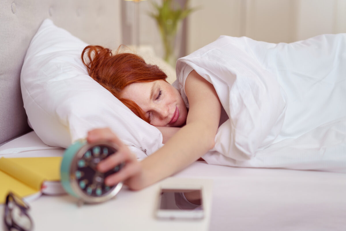 Dormire col telefono in ricarica accanto fa male: cosa dicono gli esperti