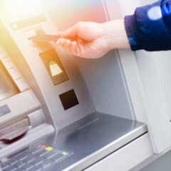 Blocco prelievi bancomat anche coi soldi sul conto: cosa sta succedendo