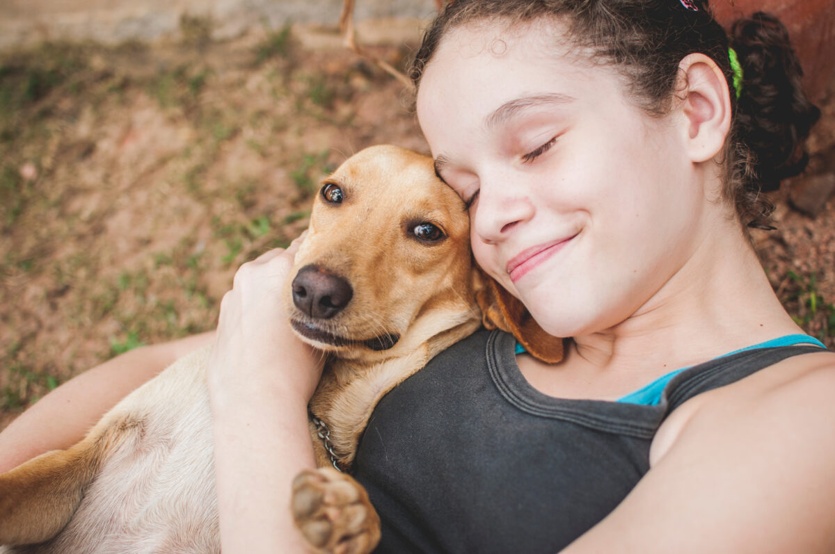 Alcune persone amano molto di più i propri cani che gli esseri umani: un importante ricerca ci spiega il perché