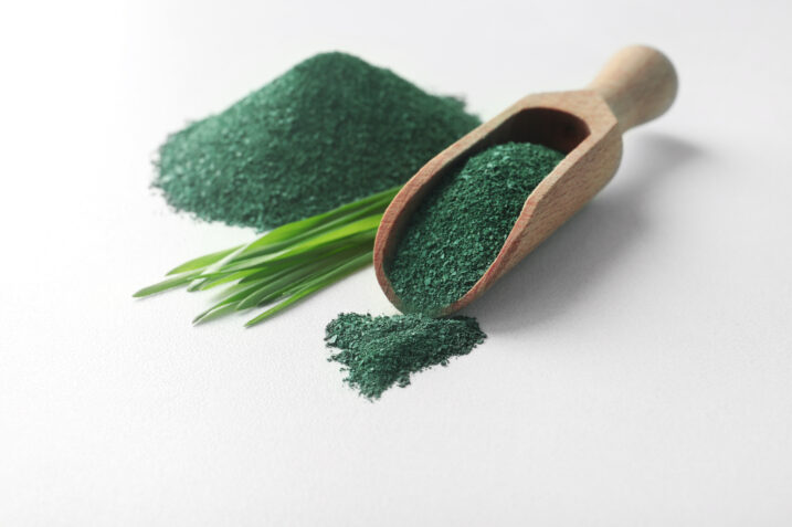 Integratori alla spirulina: quando è importante prestare attenzione prima di assumerli