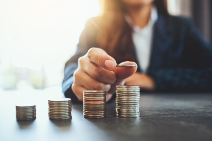 Ricordi quell'odore strano che lasciano alcune monete sulle mani? Perché succede