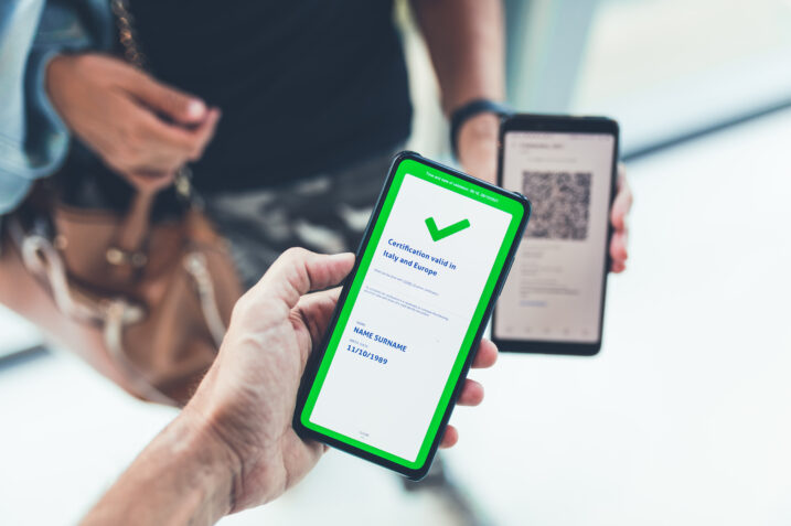 Si appresta a lasciarci il green pass in negozi, banche e manifestazioni all'aperto
