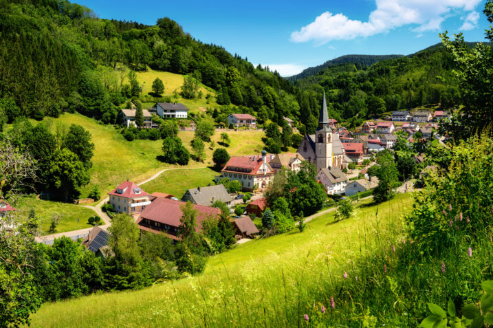 Esistono località turistiche che vendono casa a 5000 euro. Possibilità di acquisto tra amici