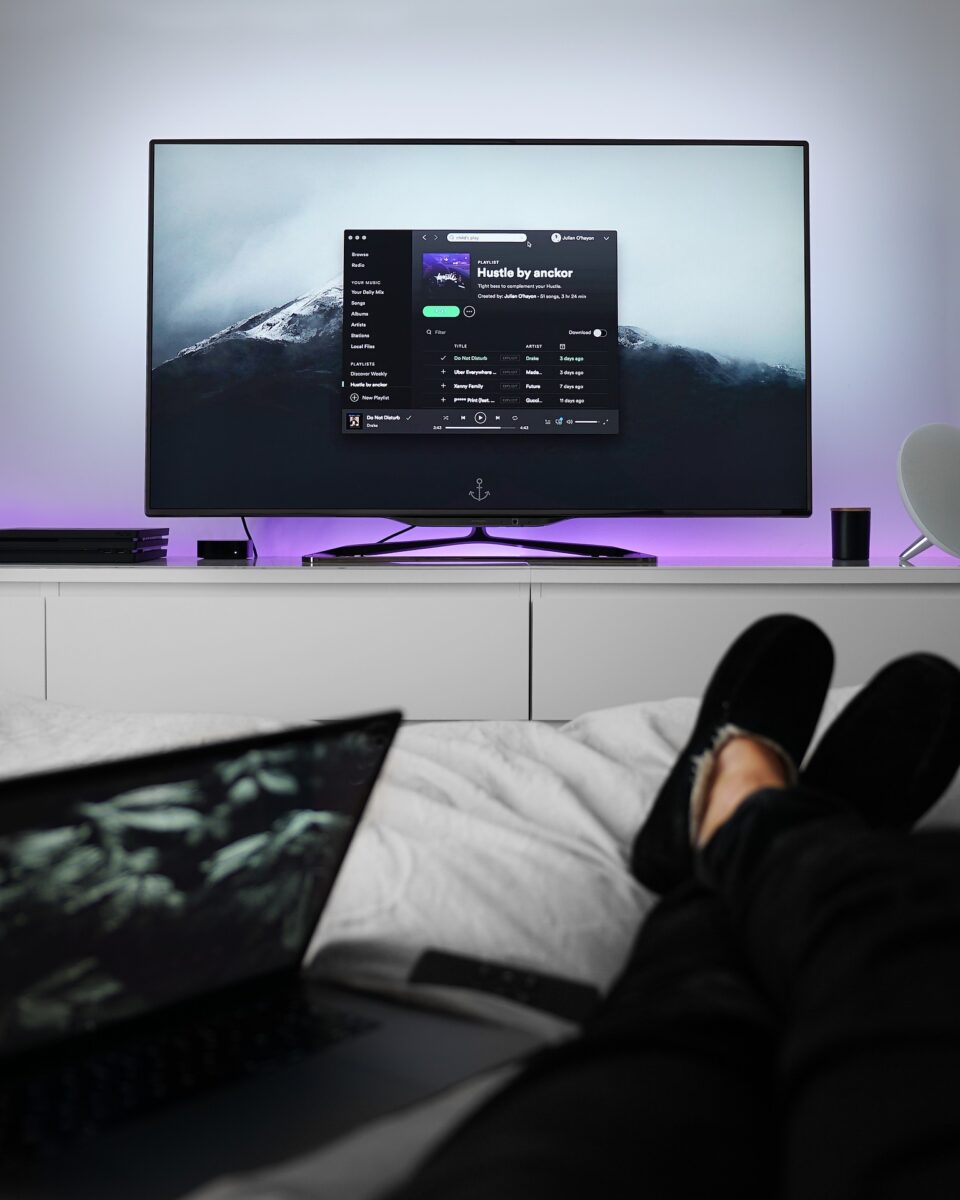 Riposare con la TV accesa: scopri perché dovresti evitare. Lo studio
