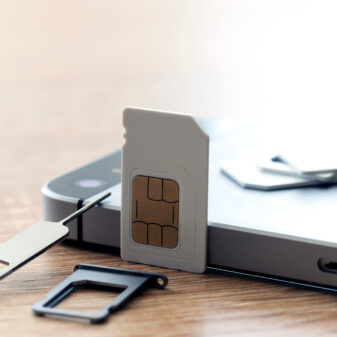 Inserire lo spillo per estrarre la SIM nel foro del microfono? Ecco cosa succede
