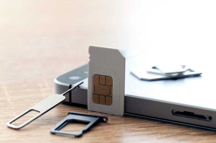 Inserire lo spillo per estrarre la SIM nel foro del microfono? Ecco cosa succede