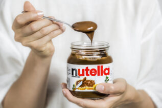 Cosa si rischia a mangiare la Nutella col cucchiaio? Sembra un dettaglio ma non lo è