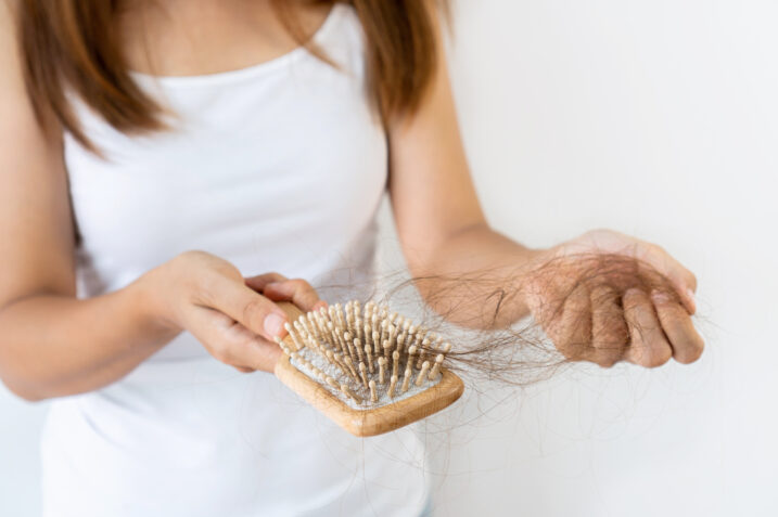 Caduta di capelli stagionale. Consigli dell'esperto su come contrastarla