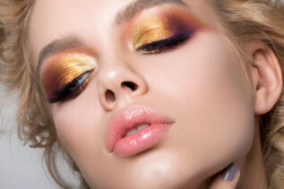 Scopriamo le nuove tendenze makeup 2022: l'imperativo è brillare
