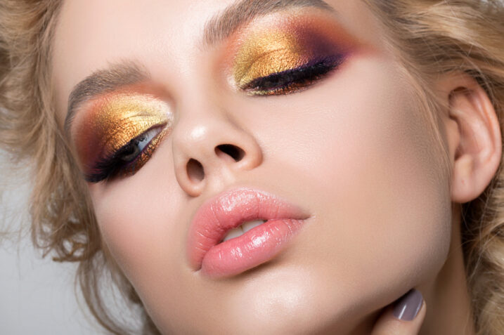 Scopriamo le nuove tendenze makeup 2022: l'imperativo è brillare