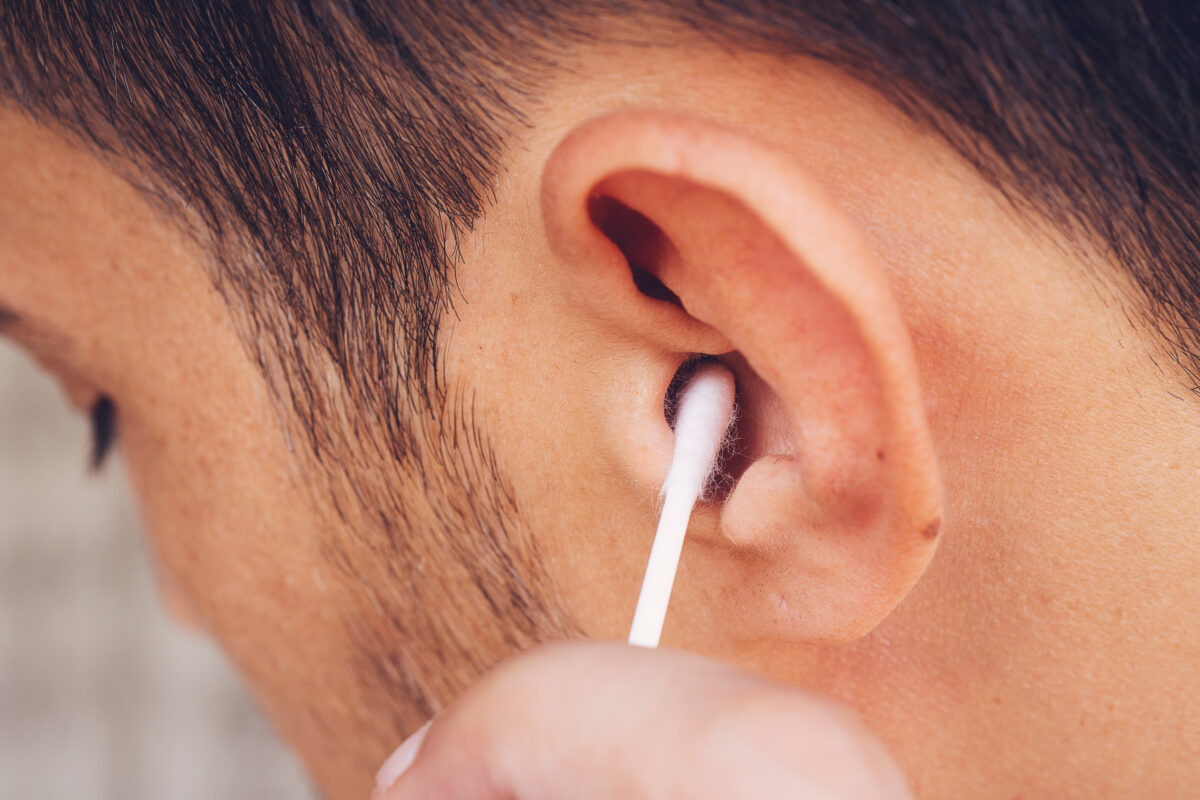 Rimuovere cerume dalle orecchie: la maggior parte di noi sbaglia