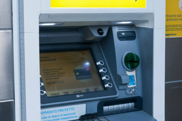 Postamat: è possibile prelevare per i possessori di libretto?