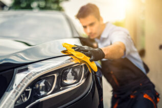 Pulire l'auto senza acqua è possibile? Scopriamo il nuovo trucco