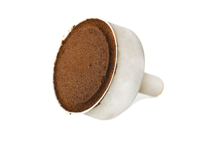 Hai mai pensato di utilizzare i fondi del caffè nel WC? Scopri i benefici