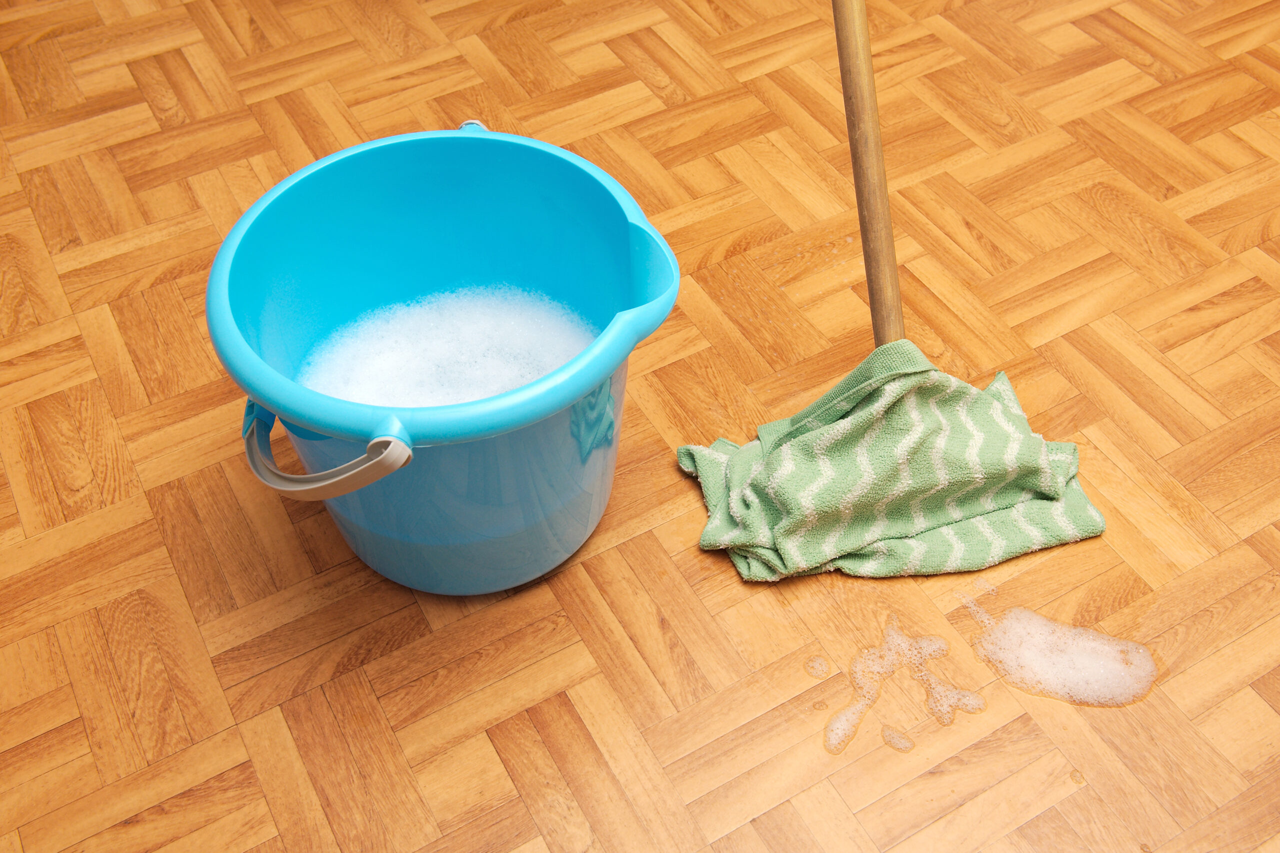 Trucco furbo ed economico per rimuovere lo sporco dai pavimenti in un lampo
