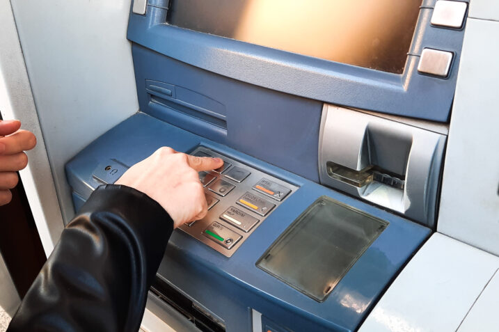 Carte di credito o bancomat trattenute Allo sportello? Cosa fare