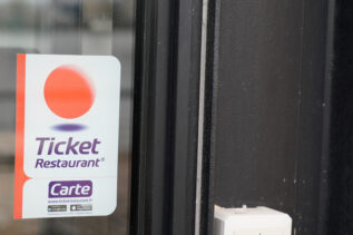 Supermercati e ristoranti che non accettano più buoni pasto. Cosa c'è dietro