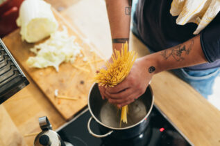 Cuocere la pasta consuma molto gas? Usa questo trucco salva-bolletta!