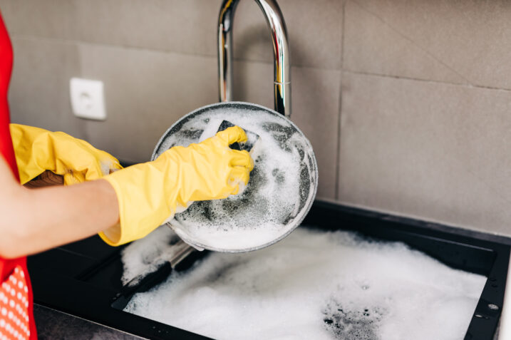 Consumo d'acqua: se ne spreca meno a mano o con la lavastoviglie?