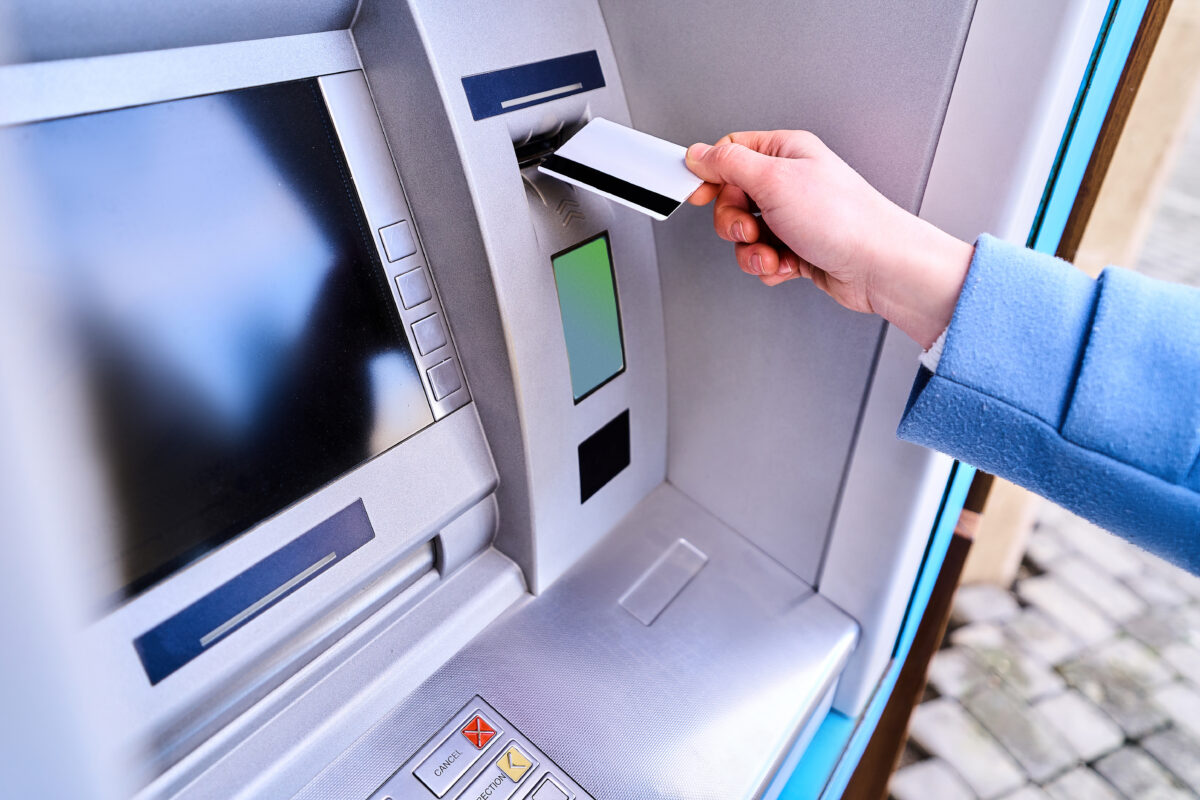 Pagamenti elettronici, le nuove regole: addio ai prelievi al bancomat