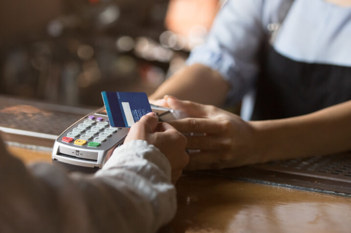 Pos ai commercianti: ma quanto mi costi? Tutta la verità