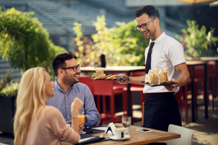 Sai perché al ristorante ti fanno pagare il coperto? Da dove tutto è iniziato