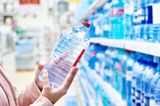 Lotti di nota acqua ritirati perché "contaminati". Scopri se in casa hai questi