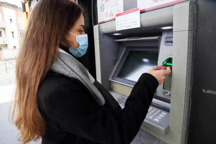 Bancomat, divieto di prelevare un giorno alla settimana: dall'autunno stop definitivo