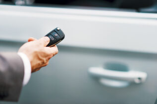 Cosa succede se premi il tasto apertura auto per questi secondi? Incredibile
