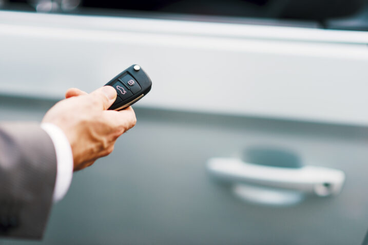 Cosa succede se premi il tasto apertura auto per questi secondi? Incredibile