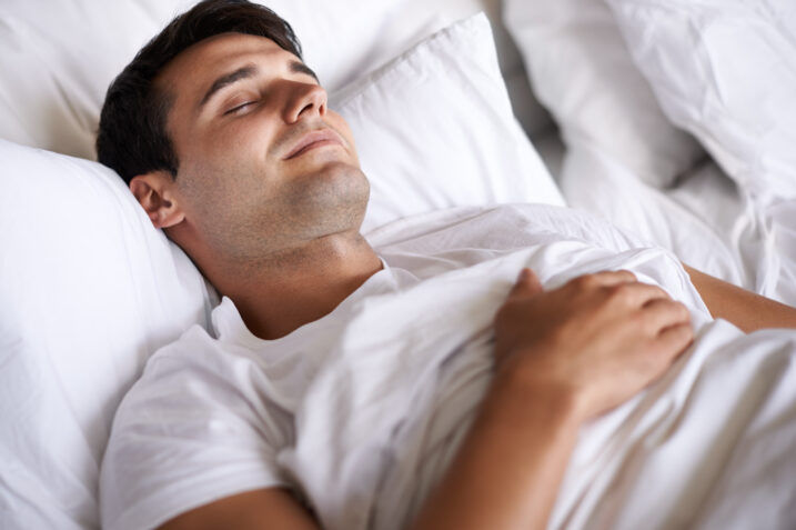 Hai Bisogno di dormire con la coperta addosso anche se fa caldo? Cosa dice una ricerca
