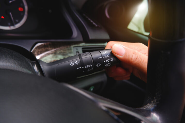 Trucco auto: quando conviene accendere gli abbaglianti 5 secondi prima di partire?
