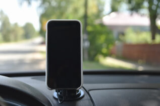 Bisogno di un porta-cellulare in auto? Realizzalo facilmente con meno di 0,50€