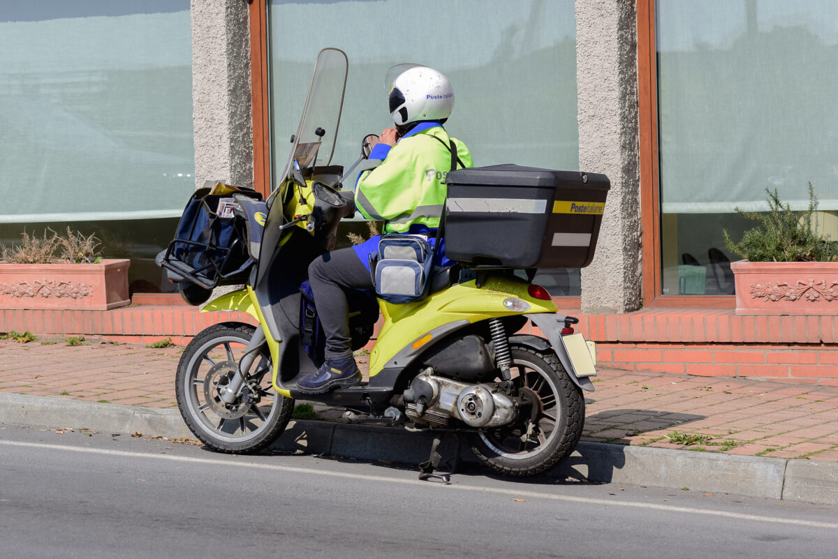 Assunzioni in corso, Poste Italiane cerca postini: scopri come candidarti