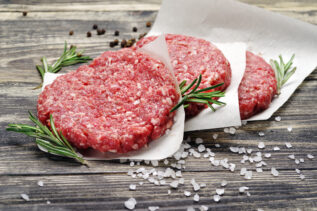 Negli hamburger che acquistiamo c'è solo carne? In molti casi no. Ecco il test