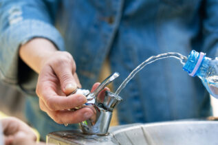 Bonus Acqua, chi può ritirarlo presso le Poste Italiane? Requisiti e caratteristiche