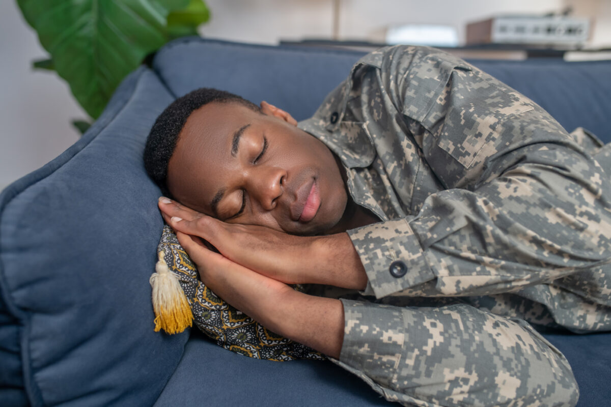 Conciliare il sonno in pochi minuti? Con una tecnica militare si può fare