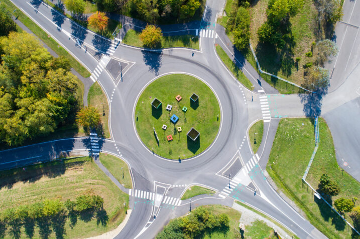 Rotatorie: attenzione a queste regole, pena la sospensione della patente e multe