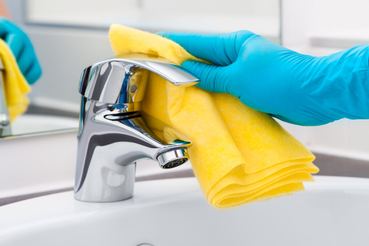 Rimuovere sporco e calcare da wc, lavandini e sanitari con questo trucco | Video