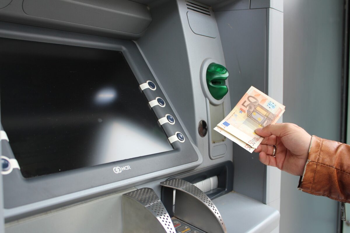 Operazioni ATM: attenzione a questo errore. Pena migliaia di euro di multa 